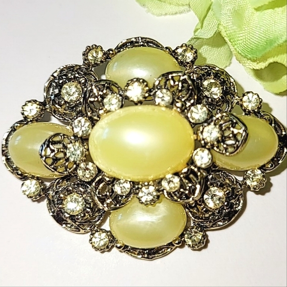 YELLOW MOONGLOW LUCITE & RHINESTONE VINTAGE PIN BROOCH - Picture 2 of 6